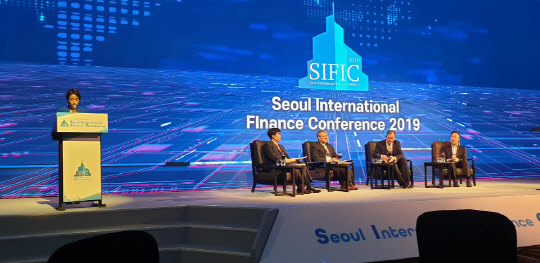 30일 금융감독원은 서울시와 공동으로 콘래드호텔 서울에서 '2019 서울국제금융컨퍼런스'를 개최했다. 장경운 금감원 핀테크혁신실장(앉아 있는 연사의 맨 왼쪽)을 비롯해 장범식 숭실대학교 경영대학 교수(맨 오른쪽) 등이 세션의 연사와 좌장으로 나섰다. 심화영기자